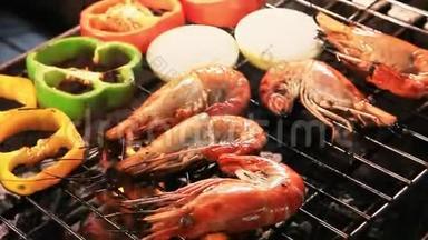 烧烤炉上烤虾、虾和葱